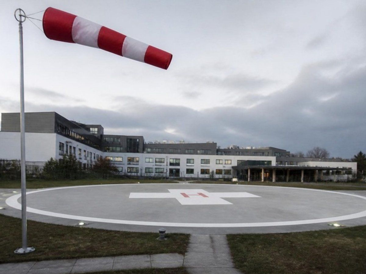 Wiatrowskaz z rękawem biało-czerwonym przy lądowisku śmigłowcowym